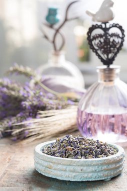 Uçucu yağlar, parfüm el yapımı hazırlanması, doğa kokulu lavanta kozmetik