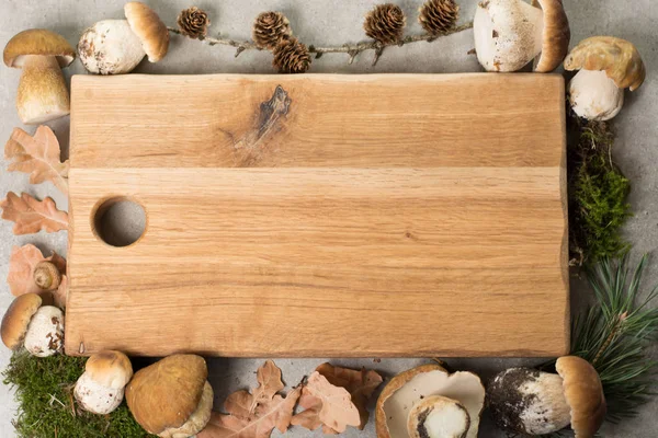 Sonbahar akşam yemeği kavramı - kesme tahtası ile taze porcini boletus mantarı