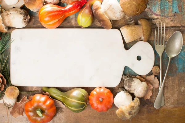 Cena autunnale - tagliere con funghi porcini porcini freschi — Foto Stock