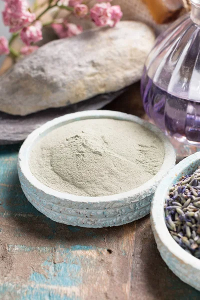 Cosméticos de la naturaleza, mascarilla de barro - preparación hecha a mano con aceites esenciales y una — Foto de Stock