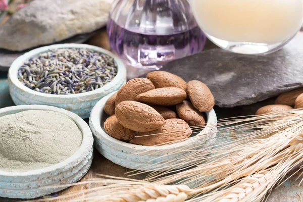 Cosméticos de la naturaleza, preparación hecha a mano con aceites esenciales y un — Foto de Stock