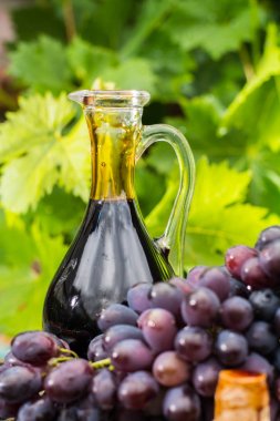 Cam sürahi taze kırmızı üzüm ile siyah yaşlı balsamik sirke 