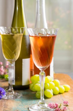 Soğuk Yaz şaraplar, beyaz ve gül, güzel bardaklarda servis 