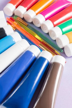 Beş renkli fırça ile ayarla tüpleri çeşitli renklerde Akrilik boyalar