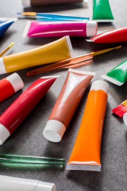 Beş renkli fırça ile ayarla tüpleri çeşitli renklerde Akrilik boyalar