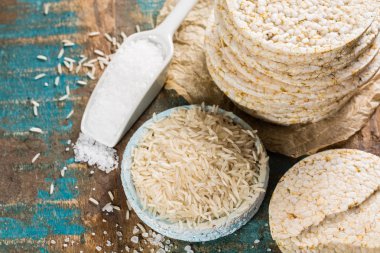 Deniz tuzu ile sağlıklı kahvaltılık pirinç kek kraker yığılmış