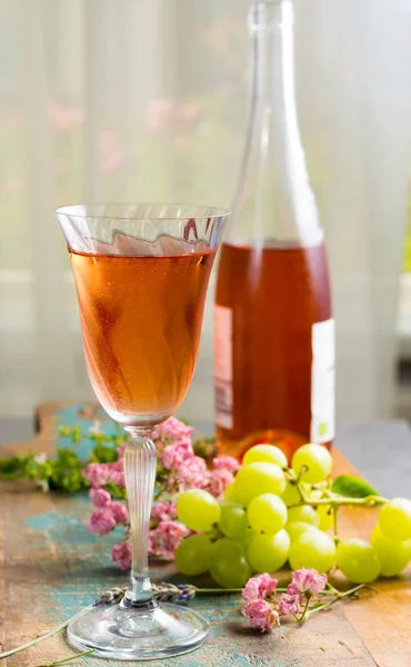 Soğuk yaz terasında güzel cam servis şarap, gül 