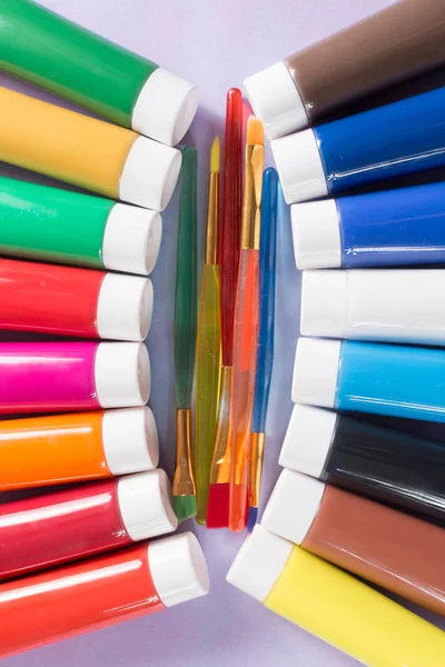 Beş renkli fırça ile ayarla tüpleri çeşitli renklerde Akrilik boyalar