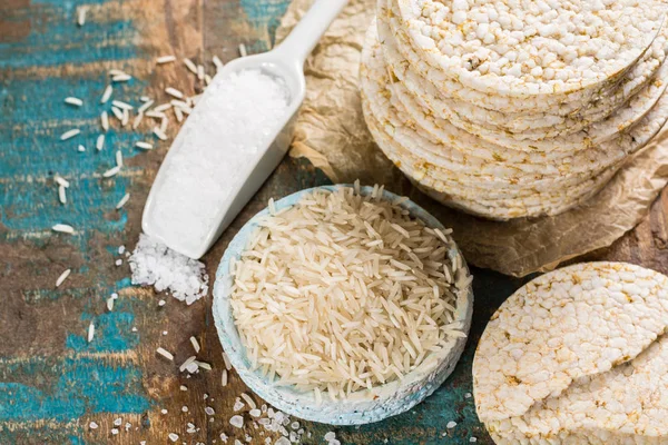 Deniz tuzu ile sağlıklı kahvaltılık pirinç kek kraker yığılmış