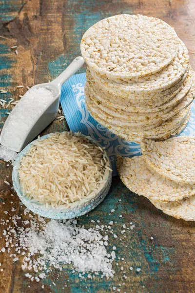 Deniz tuzu ile sağlıklı kahvaltılık pirinç kek kraker yığılmış