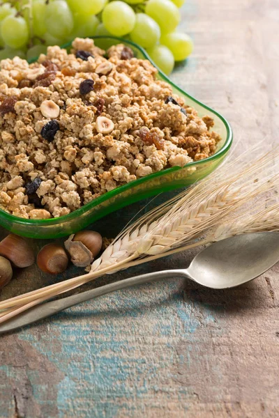 Здоровый завтрак мюсли с виноградом, орехами и пшеничными ушами — стоковое фото