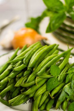 Taze yeşil ek fasulye pişirmek sağlıklı gıda hazır plaka üzerinde