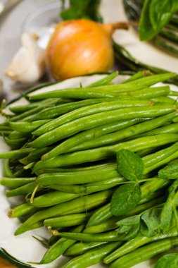 Taze yeşil ek fasulye pişirmek sağlıklı gıda hazır plaka üzerinde