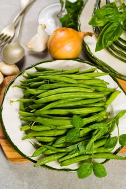 Taze yeşil ek fasulye pişirmek sağlıklı gıda hazır plaka üzerinde