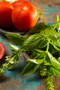 Yemek için-en iyi Akdeniz bitki tatlı, güçlü aroma ve lezzet ahşap zemin üzerine yeşil taze fesleğen