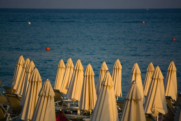 Saison Des Vacances Nombreux Parasols Coucher Soleil Sur Plage Mer — Photo