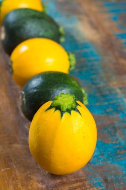 Yuvarlak yeşil ve sarı kabak veya kabak, ahşap arka plan üzerinde
