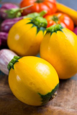 Taze organik sebze - yuvarlak kabak, küçük patlıcan, tom