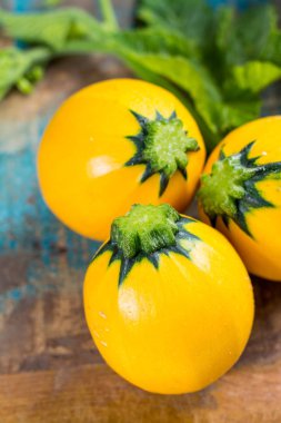 Yuvarlak sarı kabak veya kabak, ahşap arka plan üzerinde kapat