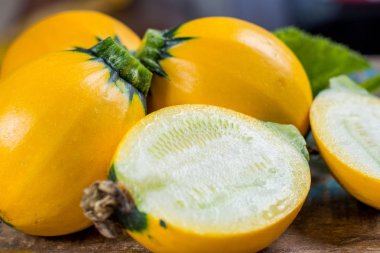 Yuvarlak sarı kabak veya kabak, ahşap arka plan üzerinde kapatın 