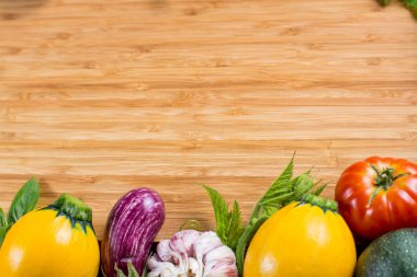 Kopya alanı, taze organik gıda en iyi manzaralı restautant kavramı ile bambu plaka