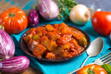 En iyi İtalyan yemekleri - Sicilya caponata ile patlıcan, domates, 
