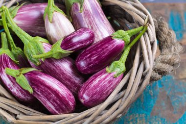 Vejetaryen Menü şablonu - ahşap masa üzerinde küçük taze patlıcan