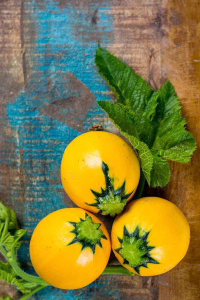 Round yellow courgette or zucchini, on wooden background, copy space top view — Stock Photo, Image