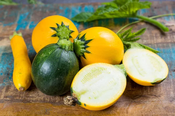 Yuvarlak sarı kabak veya kabak, ahşap arka plan üzerinde kapat