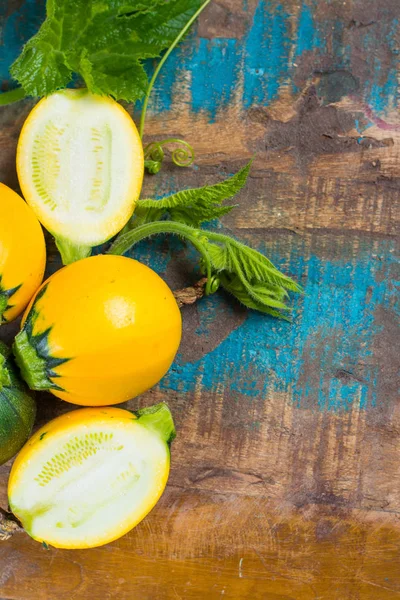 Yuvarlak sarı kabak veya kabak, ahşap zemin, üzerine alan en iyi görünüm Kopyala