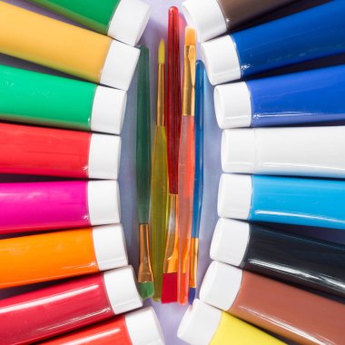 Beş renkli fırça ile ayarla tüpleri çeşitli renklerde Akrilik boyalar