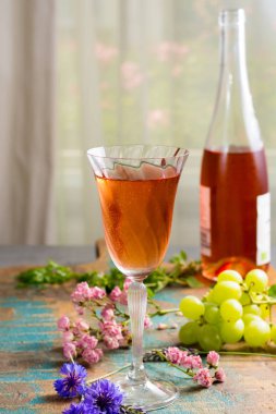 Soğuk yaz şarap, c terasında güzel cam servis gül