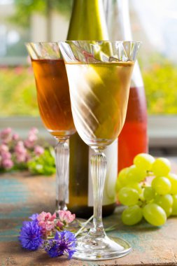 Soğuk Yaz şaraplar, beyaz ve gül, güzel bardaklarda servis 