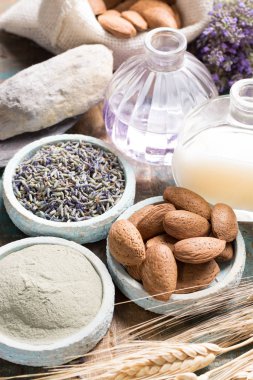 Doğa kozmetik, temel yağlar badem, lavanta, yeşil kil ile el yapımı hazırlık