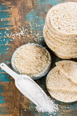 Deniz tuzu ile sağlıklı kahvaltılık pirinç kek kraker yığılmış