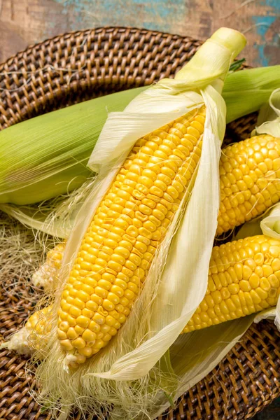 Fresh corn on rustic wooden table, closeup — Stock Photo, Image