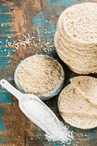 Deniz tuzu ile sağlıklı kahvaltılık pirinç kek kraker yığılmış