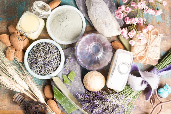 Cosméticos de natureza, preparação artesanal com óleos essenciais e um — Fotografia de Stock