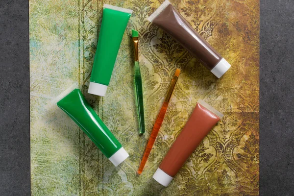 Doğa - yeşil ve kahverengi karışımı - ev ya da ofis interieur tasarım konsepti, akrilik boya ve fırça, tüplerini renklerinin yakın çekim