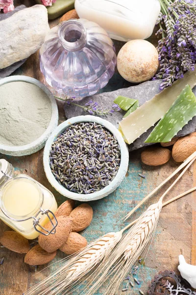 Uçucu yağlar ve Antik Mineraller parfums, Cilt Bakımı, el yapımı hazırlık, doğa kozmetik kremler, sabunlar taze ve kurutulmuş lavanta çiçek, gül, buğday, badem fındık, yeşil kil tozu Fransız zanaat butik ev tarzı, üstten görünüm