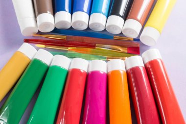 Beş renkli fırçalar - yaratıcı ressamlar kavramı ayarla tüpler çok renkli gökkuşağı Akrilik boyalar