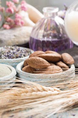 Uçucu yağlar ve Antik Mineraller parfums, Cilt Bakımı, el yapımı hazırlık, doğa kozmetik kremler, taze ve kuru lavanta çiçek, gül, buğday, badem fındık, yeşil kil tozu Fransız zanaat butik ev tarzı sabunlar