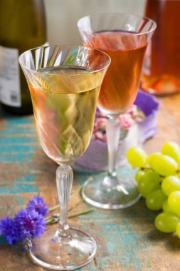 Teras Cafe güzel gözlük romantik çiçeklerle hizmet soğuk yaz şaraplar, beyaz ve gül, yakın çekim