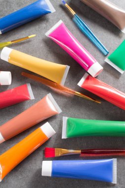 Beş renkli fırçalar - yaratıcı ressamlar kavramı ayarla tüpler çok renkli gökkuşağı Akrilik boyalar