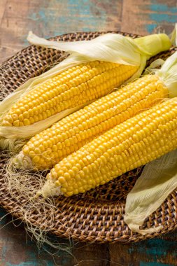 Taze sarı Olgun tatlı ham Mısır rustik ahşap masa, portre