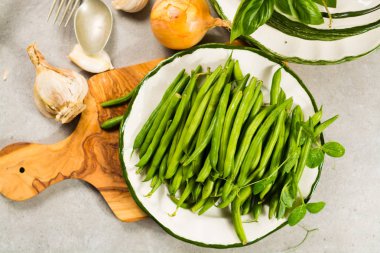Taze yeşil ek fasulye pişirmeye hazır plaka üzerinde