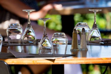 Boş şarap kadehi masaya servis yemek, kafe, Restoran dışında veya terrase, akşam yemeği için tatil zamanı