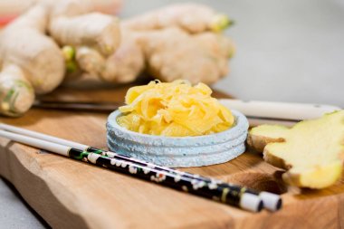 Lezzetli taze salamura sushi ginger, yemek hazır Asya gıda kavramı kırmızı kase