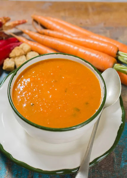 Sıcak biber biber, limon yapılan harissa ile baharatlı havuç çorbası