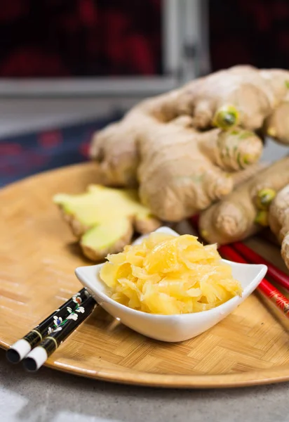 Seramik kase lezzetli taze salamura suşi zencefil.